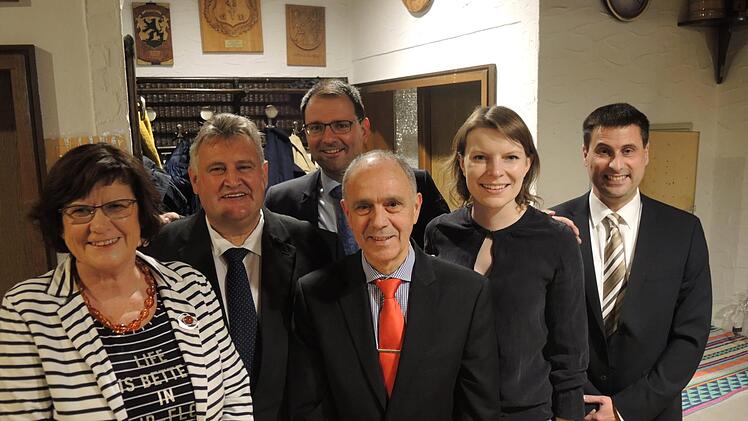 Franz Uome (Dritter von rechts) kandidiert erneut für das Amt des Marktleugaster Bürgermeisters. Zu den ersten Gratulanten zählten (von links) FU-Vorsitzende Margret Schoberth, der stellvertretende CSU-Kreisvorsitzende Gerhard Schneider, Landtagsabgeordneter Martin Schöffel, die Bundestagsabgeordnete Emmi Zeulner und der Marktleugaster CSU-Vorsitzende Marc Hartenberger.  Klaus-Peter Wulf