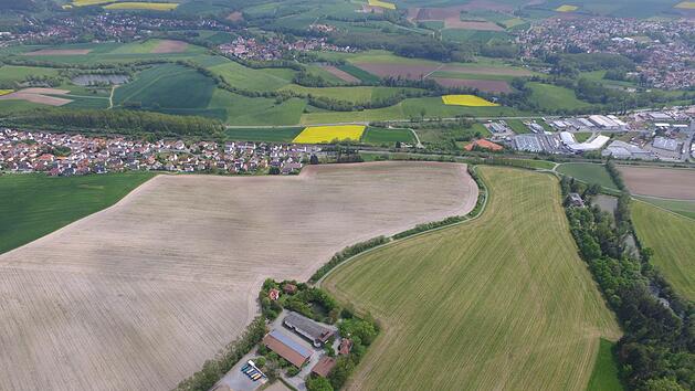 Die Lerchenhoftrasse soll über diese Anhöhe gebaut werden. Doch nun kommt es erneut zu Verzögerungen.Archiv/Heinrich Weiß