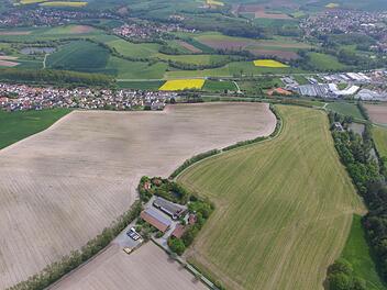 Die Lerchenhoftrasse soll &uuml;ber diese Anh&ouml;he gebaut werden. Doch nun kommt es erneut zu Verz&ouml;gerungen.Archiv/Heinrich Wei&szlig;