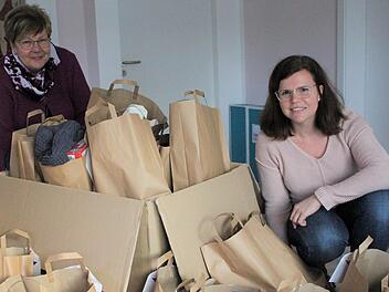 Monika Wiesner (links) und Franziska Kaul präsentieren die Spenden-Tüten für die Kinder. Foto: Julia Raab