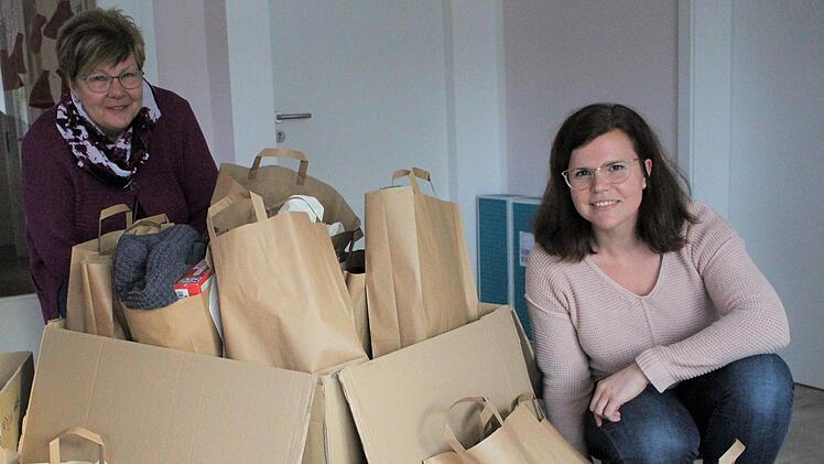 Monika Wiesner (links) und Franziska Kaul präsentieren die Spenden-Tüten für die Kinder. Foto: Julia Raab