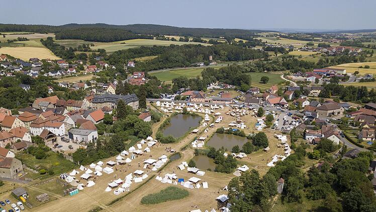 Burgwindheim: "Mittelalterliches Spektakel" beim Pilgerlager mit Feuer und Magie