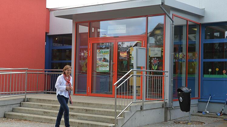 Rektorin Birgit Reiter vor "ihrer Schule"
