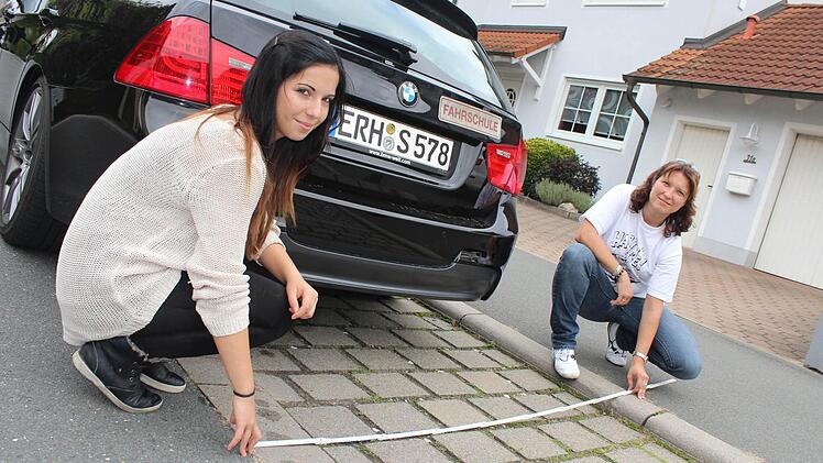 Fahrschülerin Sabine Boritzka und ihre Lehrerin Heike Striegel kommen da bei der Breite der Straße auf deutlich weniger: nur 1,50 Meter.