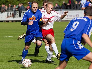 Zu den Leistungsträgern des FC Wallenfels und zweifellos auch zu den Topspielern der Kreisklasse gehört Michael Herrmann (links), der auch beim 4:0-Sieg in Wilhelmsthal dem Spiel des Tabellenführers über weite Strecken seinen Stempel aufdrückte. Foto: Heinrich Weiß