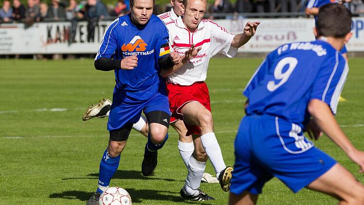 Zu den Leistungsträgern des FC Wallenfels und zweifellos auch zu den Topspielern der Kreisklasse gehört Michael Herrmann (links), der auch beim 4:0-Sieg in Wilhelmsthal dem Spiel des Tabellenführers über weite Strecken seinen Stempel aufdrückte. Foto: Heinrich Weiß