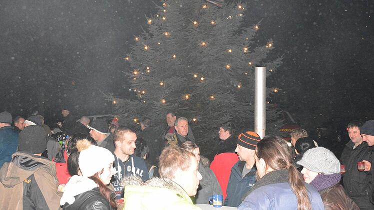 Was gibt es Schöneres an Weihnachten, sich gemeinsam unterm Christbaum am Dorfplatz zu treffen, um frohe Stunden zu verbringen und zugleich anderen Menschen zu helfen? Die FFW Burgpreppach hatte die Idee dazu. Ziel war, dass mit dem Erlös der vierjährigen Merle-Alina aus Gemeinfeld geholfen wird, die sich einer Leukämiebehandlung unterziehen muss.