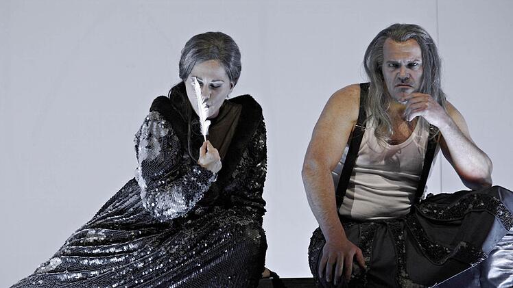 Ortrud (Kerstin Descher) und Telramund (Jaco Venter) im 2. Akt
