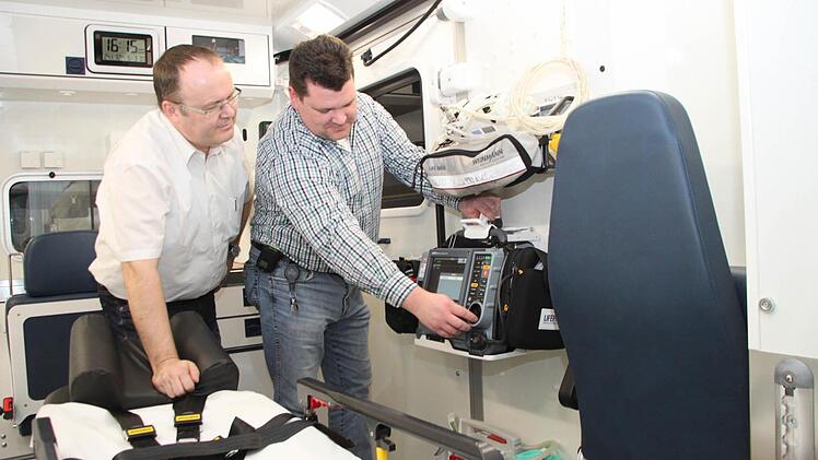 BRK-Rettungsdienstleiter Michael Martin (links) und der Beauftragte für Medizinprodukte, Jochen Fischer, kümmern sich darum, dass die Ausrüstung im Rettungswagen passt. Foto: Stephan Tiroch