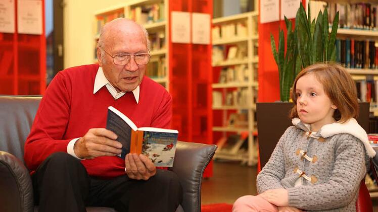 Einfach zuhören: Karl-Heinz Kremer liest eine Weihnachtsgeschichte. Foto: Barbara Herbst