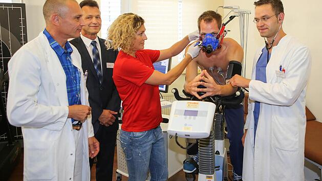 Julia Derbfu&szlig; ist Sporttherapeutin, Lauf-Expertin und selbst Triathletin. Professor Volker Sch&ouml;ffl (links) ist Sportorthop&auml;die, Sporttraumatologie, Sportmedizin und Kletterer. Dr. Paul Zimmermann ist Kardiologe und Leichtathlet. Sie alle sind &Auml;rzte, die die Sprache der Sportler sprechen. Bei der Einweihung des Sportmedizinzentrums ist auch Xaver Frauenknecht, Vorstandsvorsitzender der Sozialstiftung Bamberg. Foto: RiegerPress