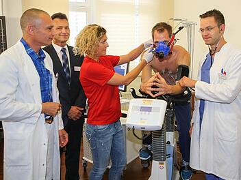 Julia Derbfuß ist Sporttherapeutin, Lauf-Expertin und selbst Triathletin. Professor Volker Schöffl (links) ist Sportorthopädie, Sporttraumatologie, Sportmedizin und Kletterer. Dr. Paul Zimmermann ist Kardiologe und Leichtathlet. Sie alle sind Ärzte, die die Sprache der Sportler sprechen. Bei der Einweihung des Sportmedizinzentrums ist auch Xaver Frauenknecht, Vorstandsvorsitzender der Sozialstiftung Bamberg. Foto: RiegerPress