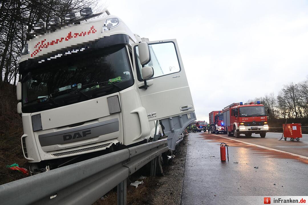 Leitplanke niedergewalzt und Tank aufgerissen - Lkw verunfallt auf der A3