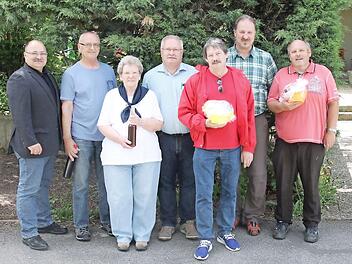 Ehrung der Vertreter der stärksten Gruppen durch den Vorsitzenden des TSV Untersiemau, Jürgen Rückert (links), Wanderwart Bernd Heil (Vierter von links) sowie Zweiten Bürgermeister Frank Weber (Zweiter von rechts) Foto: Michael Stelzner