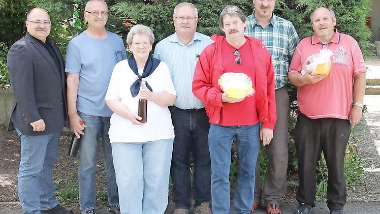 Ehrung der Vertreter der stärksten Gruppen durch den Vorsitzenden des TSV Untersiemau, Jürgen Rückert (links), Wanderwart Bernd Heil (Vierter von links) sowie Zweiten Bürgermeister Frank Weber (Zweiter von rechts) Foto: Michael Stelzner