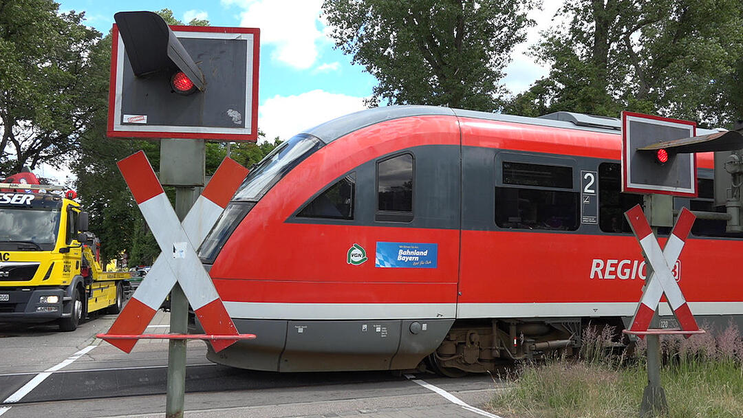 Auto fährt in Roth trotz Warnzeichen auf Gleise und wird von Zug erfasst