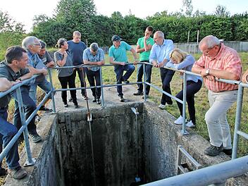 Das Regenrückhaltebecken besichtigte der Gemeinderat. Hier soll zumindest für einige Zeit eine Messeinrichtung für Abwasser eingebaut werden. Mit dabei war auch der Sachverständige für Messeinrichtungen, Alfred Schöpf (Bildmitte, mit Kappe).  Foto: Dieter Britz