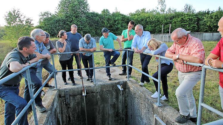 Das Regenrückhaltebecken besichtigte der Gemeinderat. Hier soll zumindest für einige Zeit eine Messeinrichtung für Abwasser eingebaut werden. Mit dabei war auch der Sachverständige für Messeinrichtungen, Alfred Schöpf (Bildmitte, mit Kappe).  Foto: Dieter Britz