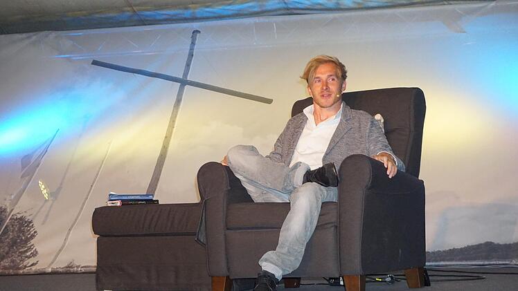 Samuel Koch war mit seinem neuen Buch zum Missio-Camp gereist. Er sprach über Glück, Zufriedenheit und seinen Weg zu Gott. Foto: Marion Eckert