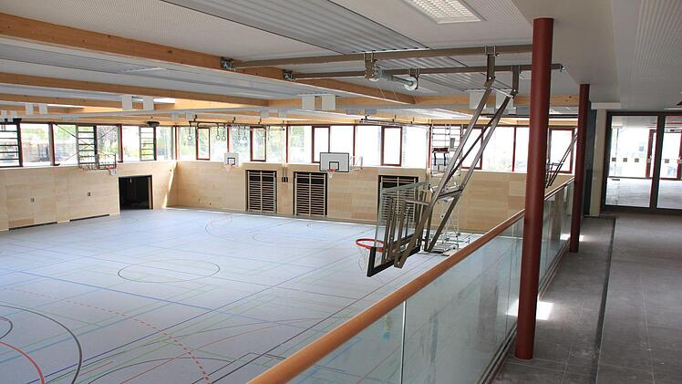 Die neue Zweifach-Sporthalle in Höchstadt ist fast fertig. Foto: Andreas Dorsch
