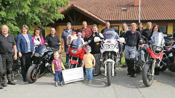 Die Motorfreunde Bad Staffelstein-Stublang überreichten dem "Hasennest" den Erlös des Motorradgottesdienstes. Die Kinder Marlene und Felix mit dem symbolischen Scheck. Krippenleiterin Christine Zillig sowie die Kinderpflegerin Theresa Rübensaal und die Erzieherin Heike Danielmeier nahmen die Spende entgegen und freuten sich über das Engagement der Biker. Foto: Gerd Klemenz