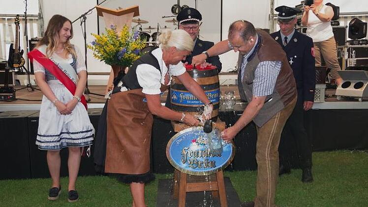 B&uuml;rgermeisterin Susanne Grebner  meisterte den Fassanstich mit Bravour und lieferte damit den spritzigen Auftakt f&uuml;r die Feierlichkeiten.  Foto: Heike Sch&uuml;lein
