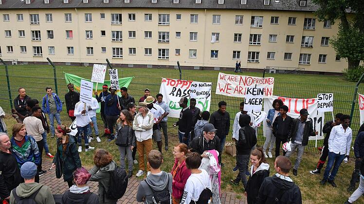 200 Menschen demonstrierten am Samstag, 23. Juni, gegen die Aufnahmeeinrichtung Oberfranken. Foto: Ronald Rinklef