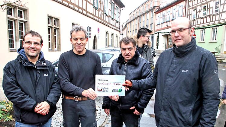 Thomas Reuß (rechts), der Leiter der städtischen Musikschule, freute sich  über eine 500-Euro-Spende, die ihm Oliver Schikora, Arno Reuscher und  Wolfgang Joa überreichten. Dieter Britz