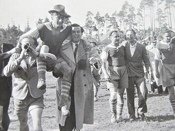 Vor fast genau 50 Jahren, am Sonntag, 18. Juni 1950, triumphierte der VfL Neustadt am letzten Spieltag der Aufstiegsrunde zur Bayerischen Landesliga der Gruppe Nord. Schon ein Jahr später, am 10. Juni 1951, wurde die Mannschaft nach einem 8:0-Sieg gegen den ASV Freudenheim Bayerischer Amateurmeister. Überschwänglich groß war die Freude der vielen Anhänger, als sie nach dem Spiel ihre "Asse" vom Platz trugen. Fotos: Archiv/Dieter Seyfarth
