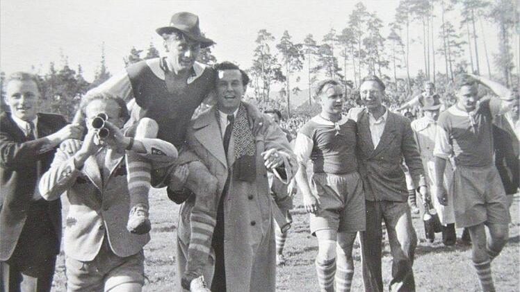 Vor fast genau 50 Jahren, am Sonntag, 18. Juni 1950, triumphierte der VfL Neustadt am letzten Spieltag der Aufstiegsrunde zur Bayerischen Landesliga der Gruppe Nord. Schon ein Jahr später, am 10. Juni 1951, wurde die Mannschaft nach einem 8:0-Sieg gegen den ASV Freudenheim Bayerischer Amateurmeister. Überschwänglich groß war die Freude der vielen Anhänger, als sie nach dem Spiel ihre "Asse" vom Platz trugen. Fotos: Archiv/Dieter Seyfarth