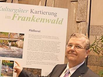 Olaf Schmidt leitet seit 20 Jahren die LWF und wird am Mittwoch in den Ruhestand verabschiedet. Der in Tettau aufgewachsene Frankenwäldler steht auch heute noch zu seiner Heimat mit ganzem Herzen. Wenn es möglich war, war er im Frankenwald dabei wie hier bei einer Ausstellungseröffnung in der Sparkasse Kronach.  Foto: K.- H. Hofmann