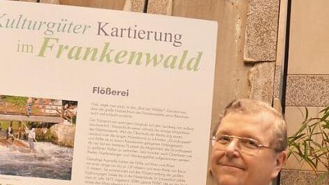 Olaf Schmidt leitet seit 20 Jahren die LWF und wird am Mittwoch in den Ruhestand verabschiedet. Der in Tettau aufgewachsene Frankenwäldler steht auch heute noch zu seiner Heimat mit ganzem Herzen. Wenn es möglich war, war er im Frankenwald dabei wie hier bei einer Ausstellungseröffnung in der Sparkasse Kronach.  Foto: K.- H. Hofmann