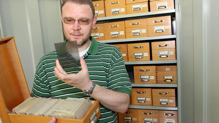 Heinz Edelmann vorm Archiv der Sterne