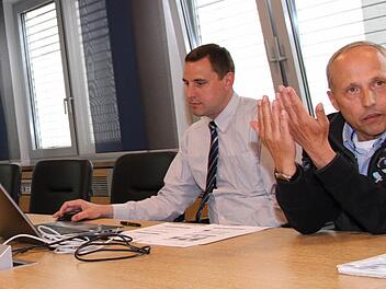 Pressesprecher Andreas Grosch (links) und stellvertretender Bauamtsleiter Otto Betz stellen das neue Geoportal vor.  Foto: Gerda Völk