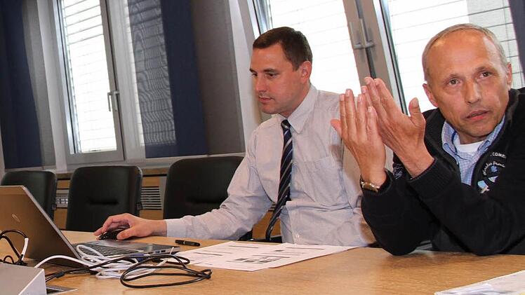 Pressesprecher Andreas Grosch (links) und stellvertretender Bauamtsleiter Otto Betz stellen das neue Geoportal vor.  Foto: Gerda Völk