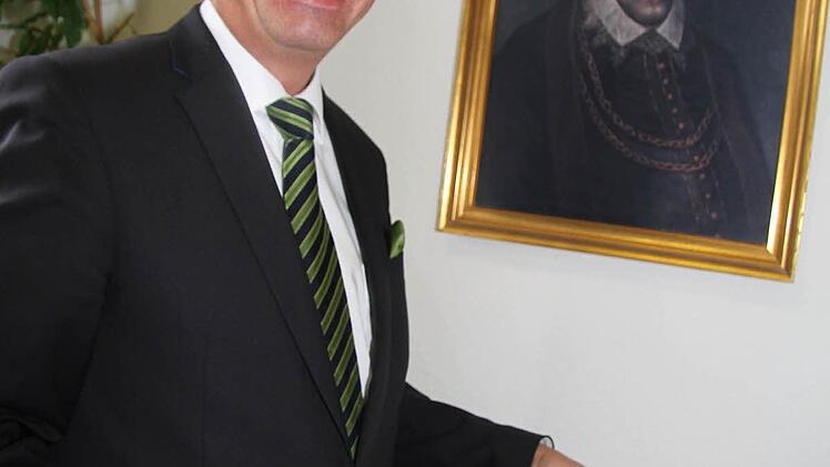 Das Bildnis von Markgraf Georg Friedrich hängt im Büro des Schulleiters. Denn Tradition trifft Moderne ist das Motto am MGF.