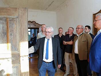 Das besondere Flair des ehemaligen Klosters erfühlte Bauminister Joachim Herrmann (rechts) bei einer eingehenden Besichtigung der Räumlichkeiten. Fotos: Barbara Herbst