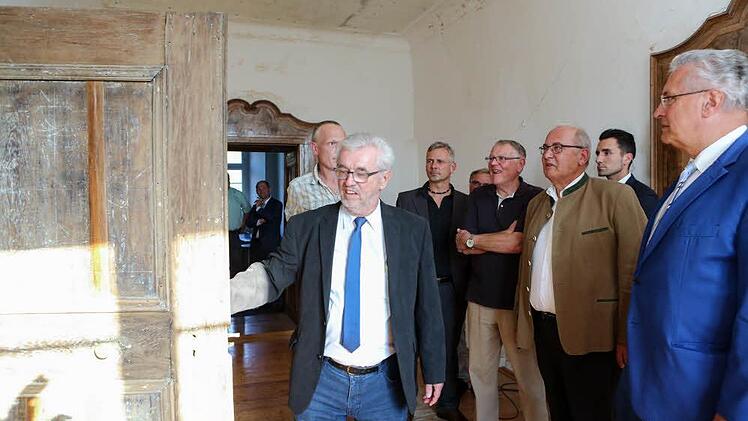 Das besondere Flair des ehemaligen Klosters erfühlte Bauminister Joachim Herrmann (rechts) bei einer eingehenden Besichtigung der Räumlichkeiten. Fotos: Barbara Herbst