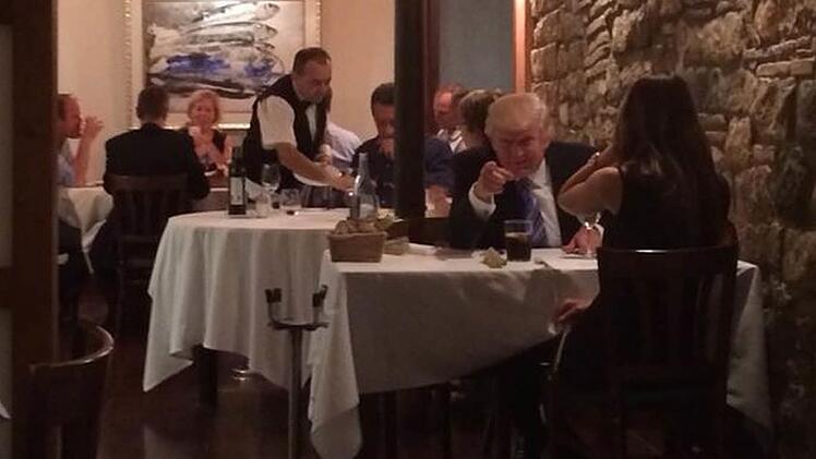 Donald Trump, dem seine Ehefrau Melania gegenübersitzt, signalisiert den Forchheimern, dass er zu einem Foto bereit ist. Foto: privat