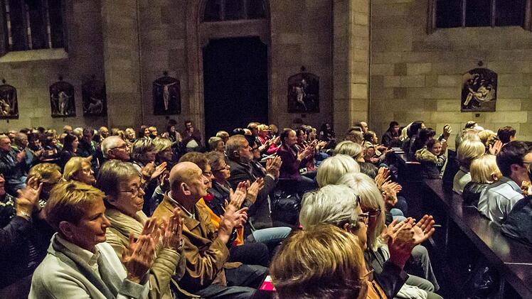 Ein Benefizkonzert mit dem Chor Unerhört lockte zahlreiche Zuhörer an.Foto: Jochen Berger
