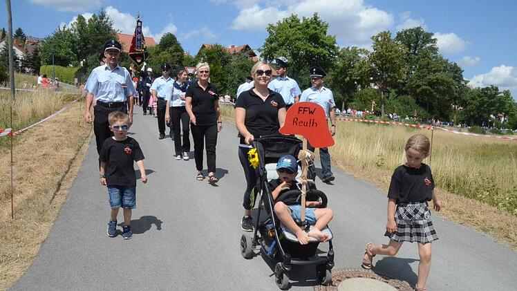 Die Nachbarwehr aus Reuth hatte den Nachwuchs dabei. Foto: Karl-Heinz Hofmann