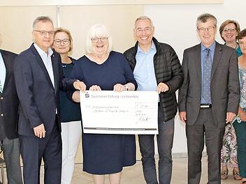 Der Verein "Lebenstraum - ein Hospiz für Coburg" freut sich über eine Spende von 25 000 Euro vom Lions Club Coburg.  Foto: Desombre