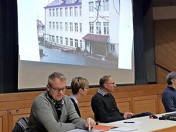 Zweiter Bürgermeister Kurt Weißheimer, Verwaltungsleiter Dirk Suhl, Kindergartenleiterin Katja Streng, Bauamtsleiter Martin Lang, Bernd Grosser und Katrin Schiller, Vorsitzende und Geschäftsführerin des Diakonievereins Rentweinsdorf-Ebern, sowie Bürgermeister Willi Sendelbeck standen den Eltern Rede und Antwort. Im Hintergrund ein Bild der ehemaligen Berufsschule Ebern