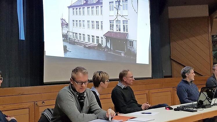 Zweiter Bürgermeister Kurt Weißheimer, Verwaltungsleiter Dirk Suhl, Kindergartenleiterin Katja Streng, Bauamtsleiter Martin Lang, Bernd Grosser und Katrin Schiller, Vorsitzende und Geschäftsführerin des Diakonievereins Rentweinsdorf-Ebern, sowie Bürgermeister Willi Sendelbeck standen den Eltern Rede und Antwort. Im Hintergrund ein Bild der ehemaligen Berufsschule Ebern