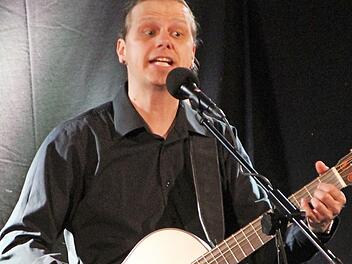 Der "entspannte Franke" Stefan Eichner begeisterte mit Liedern und Chansons von Reinhard Mey.  Foto: gg