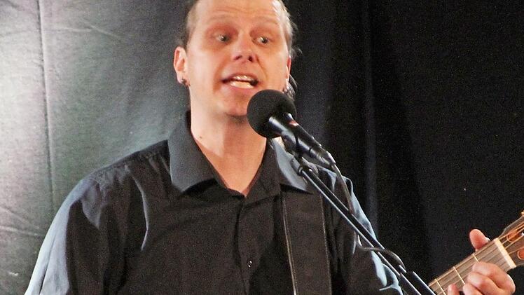 Der "entspannte Franke" Stefan Eichner begeisterte mit Liedern und Chansons von Reinhard Mey.  Foto: gg