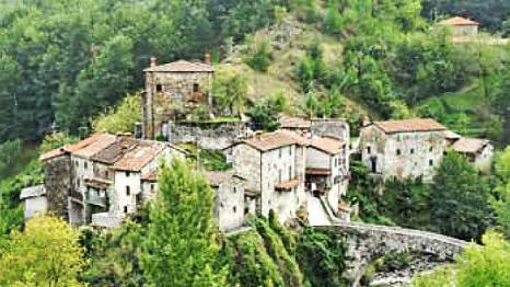 Aufnahmen idyllischer Bergd&ouml;rfer bilden einen Kontrast zu Sommer, Sonne, Sandstrand.