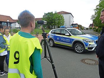 Die Schüler schätzten zuerst die Geschwindigkeit eines fahrenden Autos, anschließend überprüften sie ihre Einschätzung mit dem Laser.  Fotos: Corinna Tübel