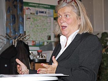 Klein, fein und gemein waren die Verse, die die Hamburger Kabarettistin Helga Siebert in Bad Staffelstein präsentierte. Foto: Gerda Völk