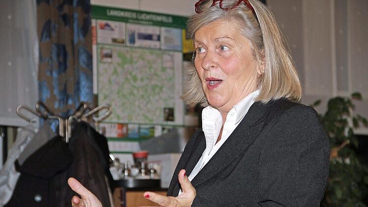 Klein, fein und gemein waren die Verse, die die Hamburger Kabarettistin Helga Siebert in Bad Staffelstein präsentierte. Foto: Gerda Völk